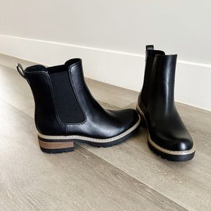 Universal thread black boots